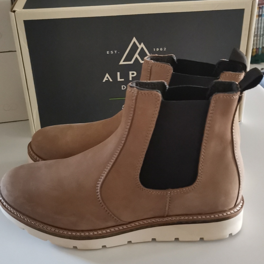 Blaze Chelsea Boot with Thick Sole and Elastic Panels Size: 9.5 Ivory - Picture 5 of 7